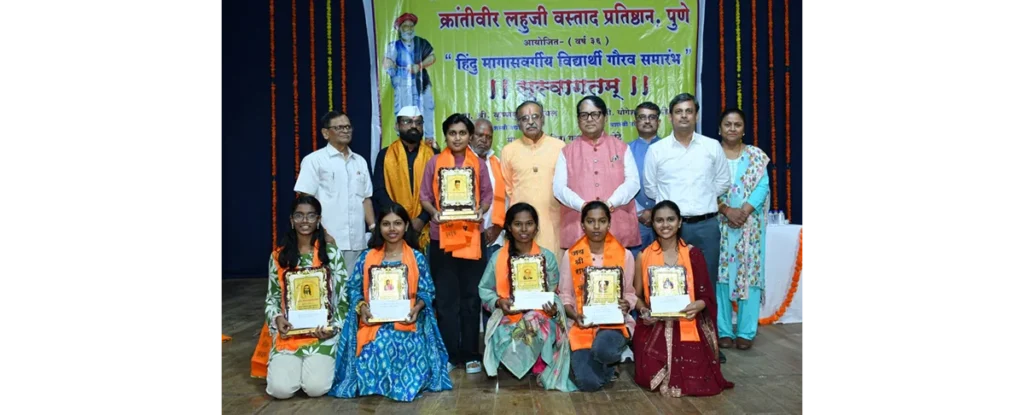 गुणवंत विद्यार्थ्यांसमवेत